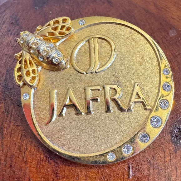 Jafra Gold Brooch with Crystal Accents - Picture 15 of 16